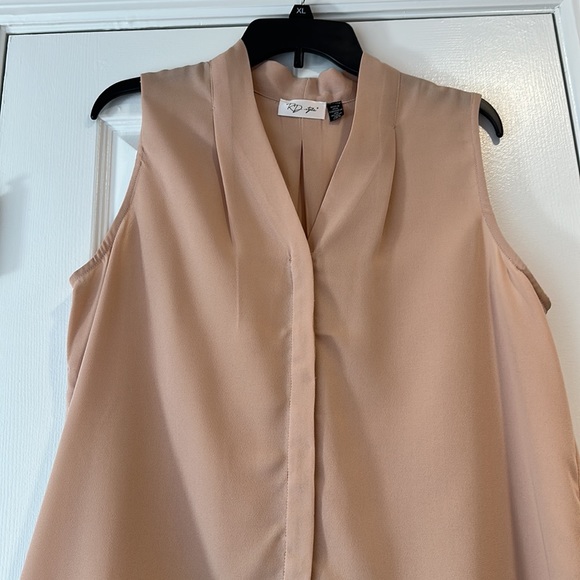 Hidden button front top with pleat on the back - Picture 2 of 6